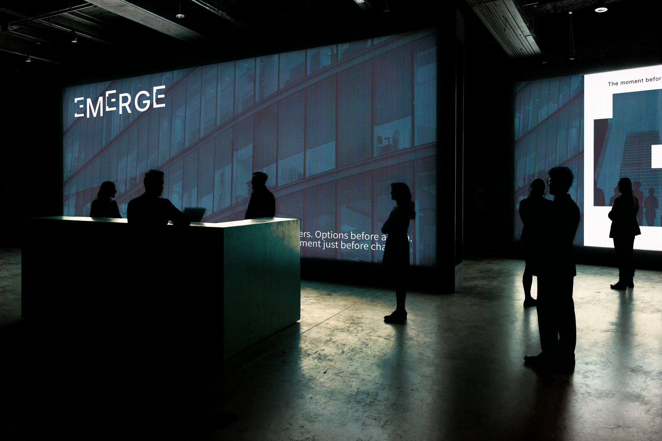 EMERGE — 空間サイネージ